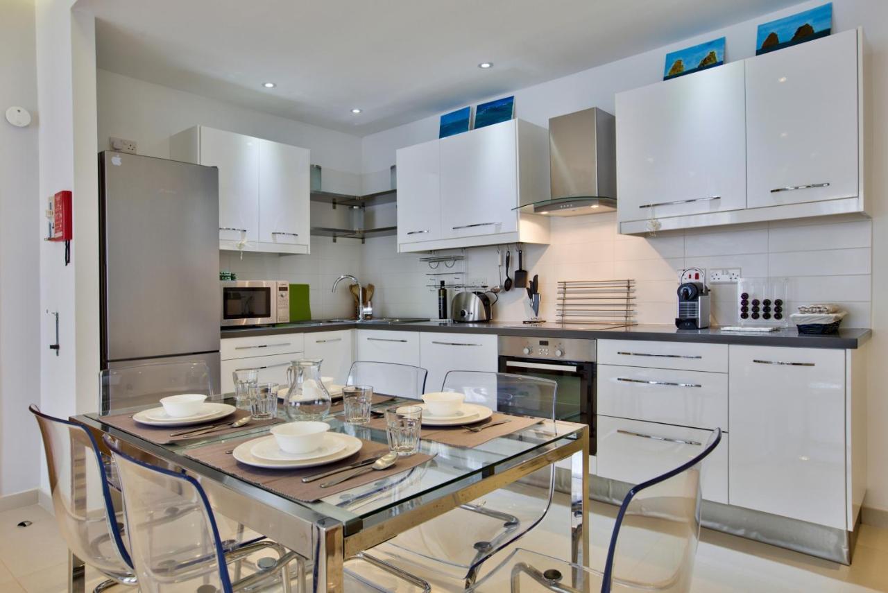 Stunning 2 Bed Meters Away From Apartament *
