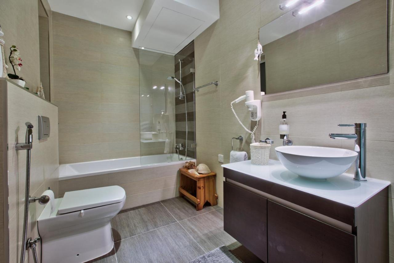 Stunning 2 Bed Meters Away From