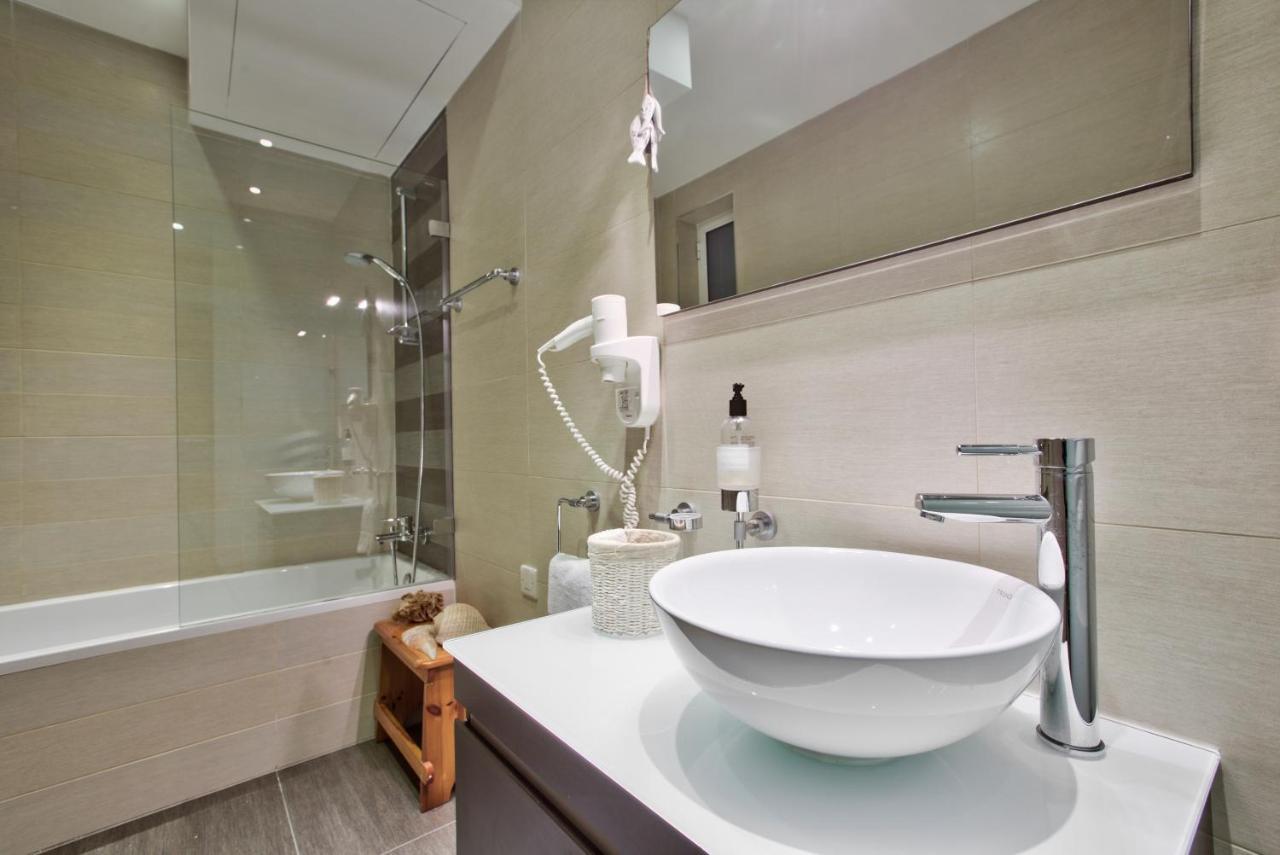 Stunning 2 Bed Meters Away From Apartament *